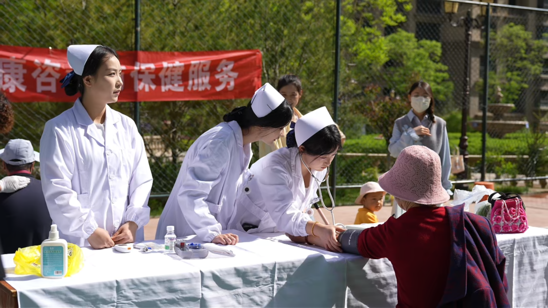 2026职教活动周系列活动（一） | 护理学院、医学技术学院联合开展社区健康服务活动