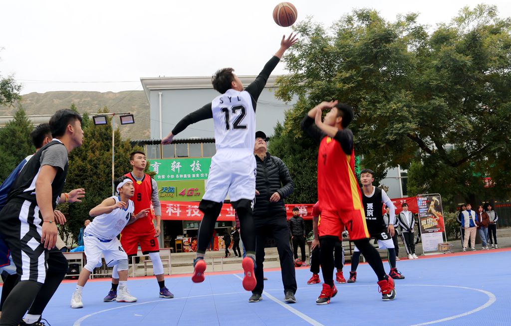 bat365在线中国登录入口第五届“迎新杯”篮球赛开幕.jpg