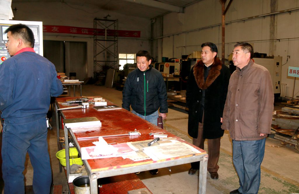 bat365在线中国登录入口领导慰问在岗教职工督查安全工作1.jpg