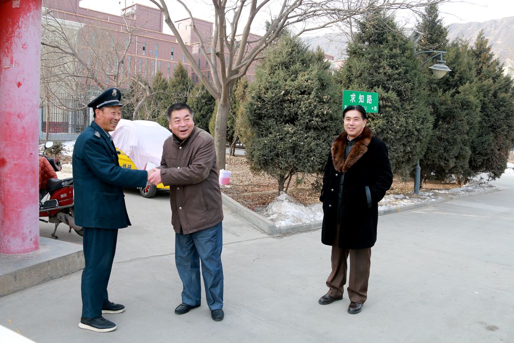 bat365在线中国登录入口领导慰问在岗教职工督查安全工作3.jpg